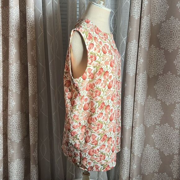 Studio floral button down sleeveless top. Size 8 - Picture 2 of 7